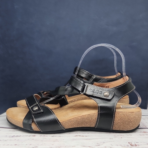 taos | EUC Universe Black Leather Wedge Sandals Size 11 - Picture 1 of 10